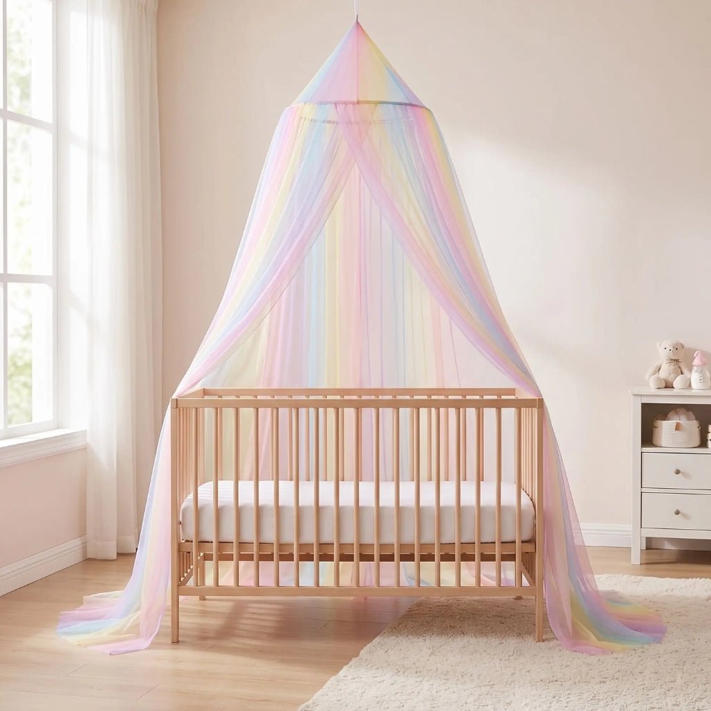 Voile de lit bébé arc-en-ciel Iris suspendu au-dessus d'un berceau en bois