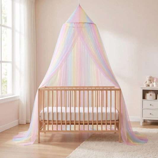 Voile de lit bébé arc-en-ciel Iris suspendu au-dessus d'un berceau en bois